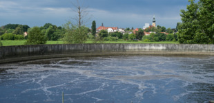 Die Kläranlage in Trebsen, im Hintergrund die schöne Stadtbild von Dresden.