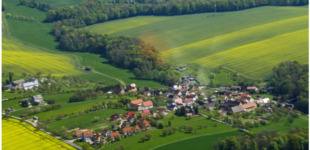 Aus luftiger Höhe ist die Landschaft des Versorgungsverband Grimma-Geihain zu sehen.